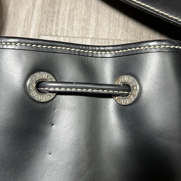 Dooney Bourke large leather drawstring bucket bag. Stunning leather. Signature - Picture 6 of 11
